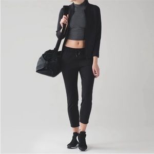 NWT Lululemon On The Fly Crop Size 12 Color Black
